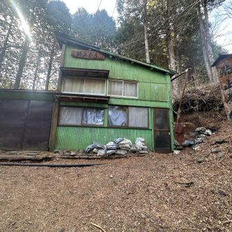 駒止茶屋で小休憩（てかお手洗い借りました、小屋の奥に仮設があります。100円チャリーン♪）
