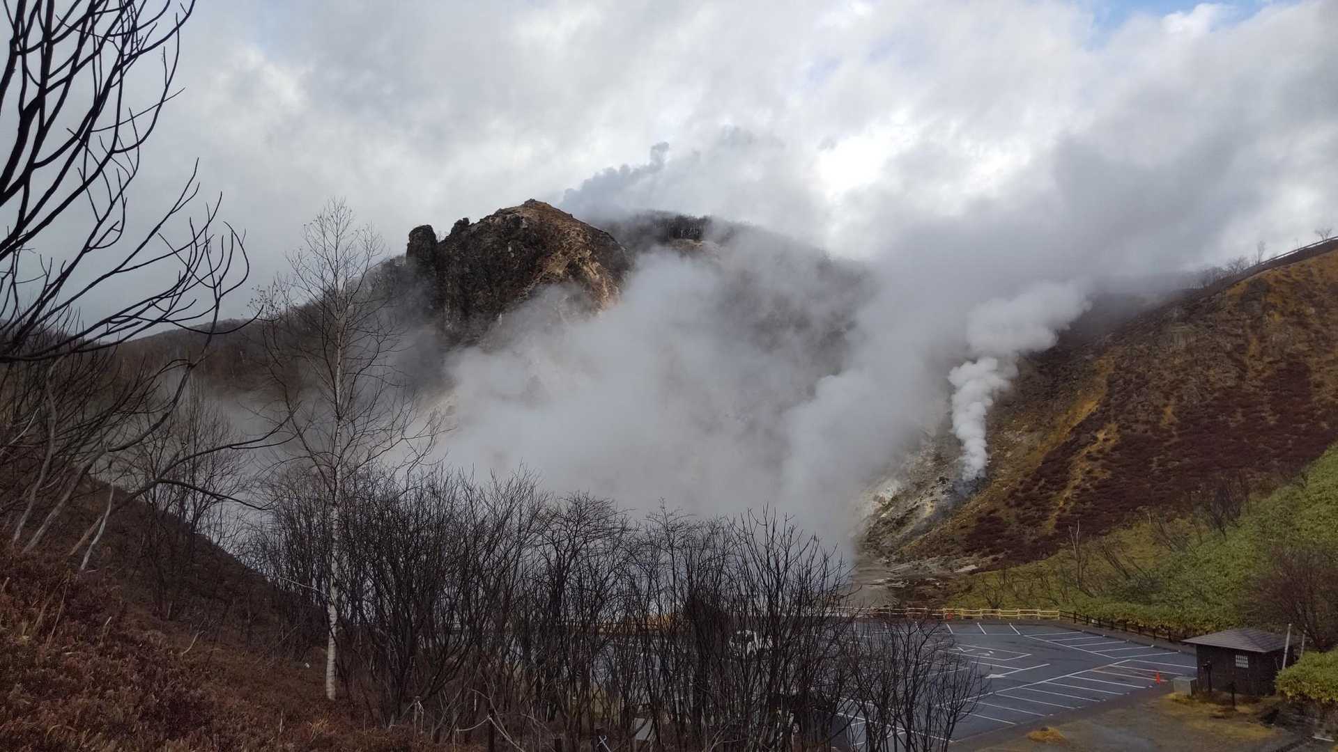 大湯沼。
山の上の煙が出てるとこが日和山かな🤔