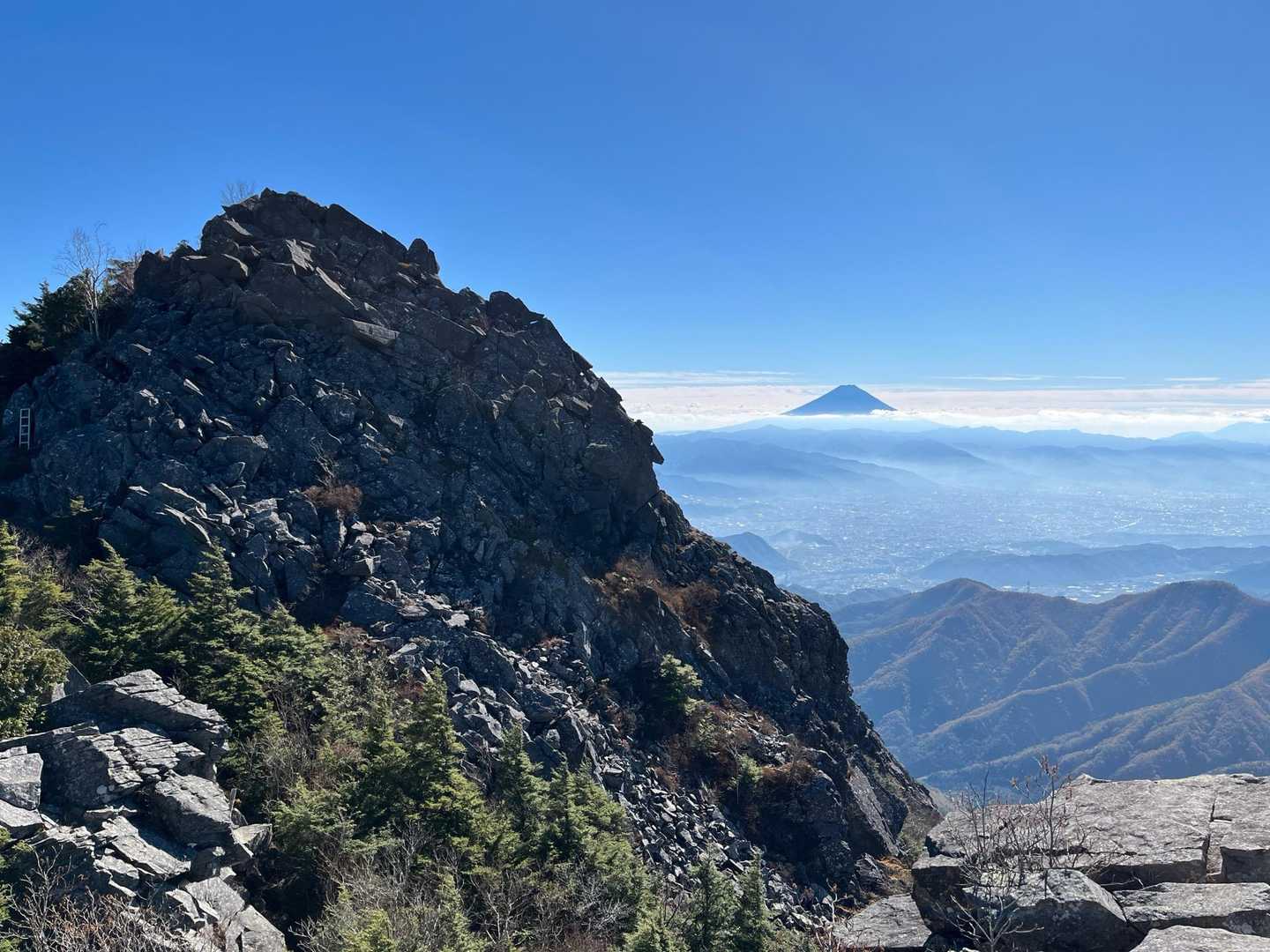 北側から見た山頂と富士山のコラボ