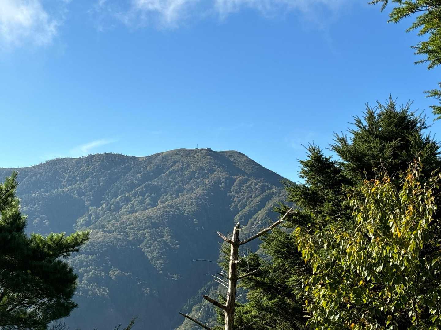 剣山の頂上ヒュッテが見えます。