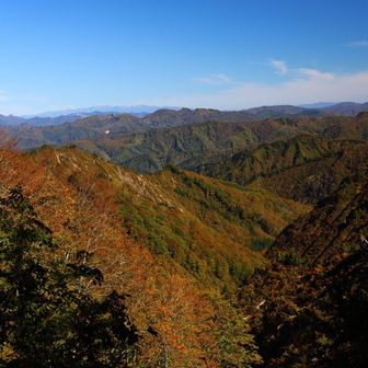 人見の松から下る途中に撮影。紅葉はもう少しといったところ。