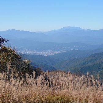 彼方に御岳山