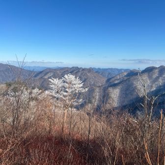 霧降山から歩いてきた尾根を振り返る