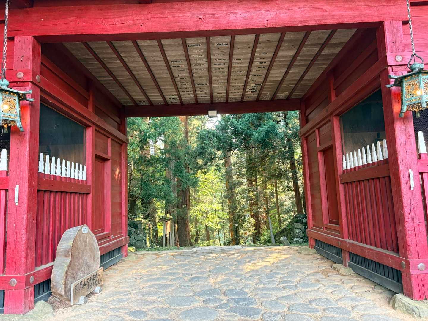 鳥居をくぐると雰囲気変わります