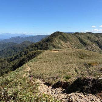 紅葉にはまだ早いけど　歩きやすい樹林帯の登山道を歩いてきたら　一気に視界がひらけてこの景色。
最高すぎます