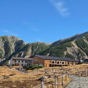 山を背景に立山室堂山荘