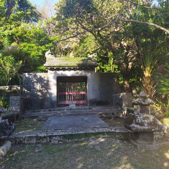 弁ヶ岳はこの上が山頂