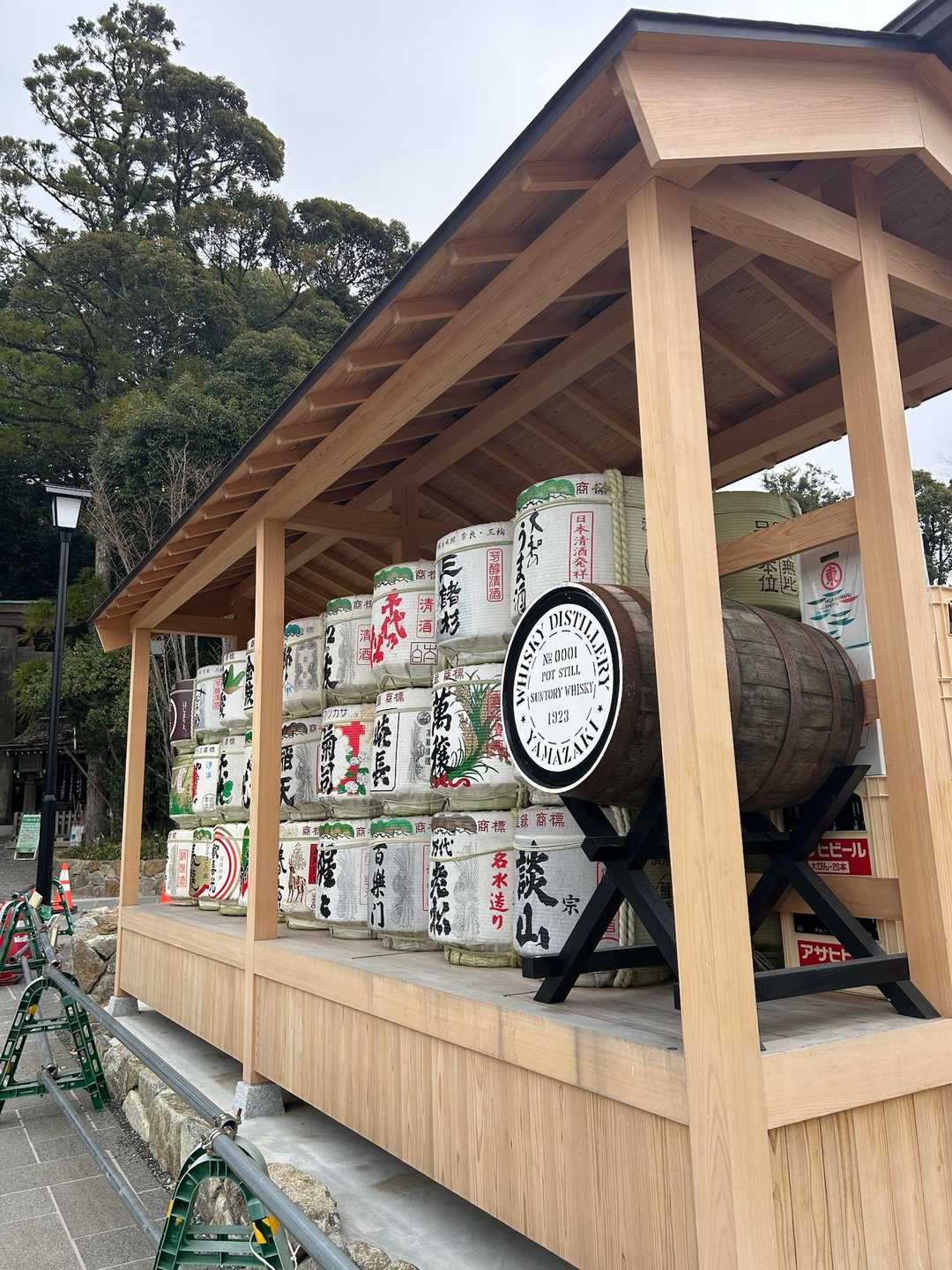日本酒樽に紛れてウイスキー樽を奉納？😆