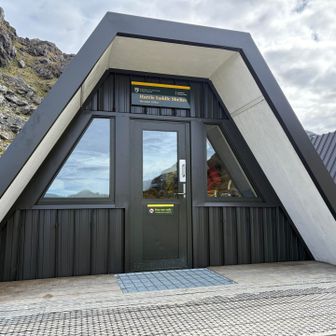 ハリスサドルシェルター到着😆
外は風が強いので、この中でみんなお昼ごはん食べてました🍙
トイレもあります🚾