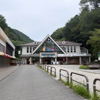 高尾山ケーブルカー清滝駅（山麓駅）。
まだ運行前。