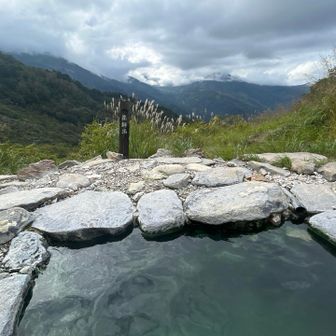 薬師湯♨️
蓮華温泉ロッジに戻り、改めて野天風呂へ。気持ちよかった(手だけ😂)

内湯は白くて（湯の花なのかな)いいお湯でした☺️
