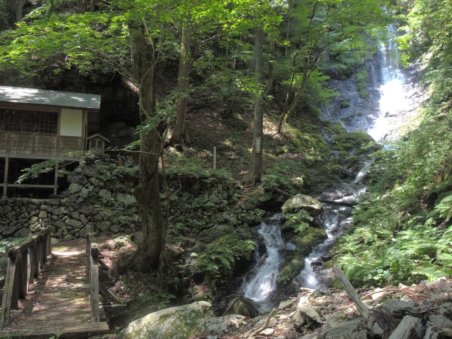 祠と建屋が見えると、橋を渡って右に上がって⑥中林の滝に到着です。😃✌️