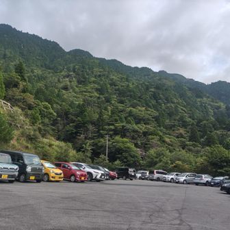 武平峠🅿️
相変わらず…ここは朝から埋まりますねぇ💦💦

少し待って、下山してきた方のスペースに駐車in🚙
良きタイミングでした😁

🅿️は涼しい風…
鎌ヶ岳方面はガスガスですけど、涼しいは正義です👍🏻
