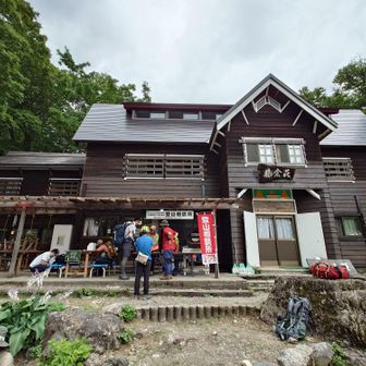 赤い屋根の特徴的な外観がすっかりリニューアルされてまったく違う雰囲気になってしまった😢
僕はやっぱり前の猿倉荘の方が好き。
