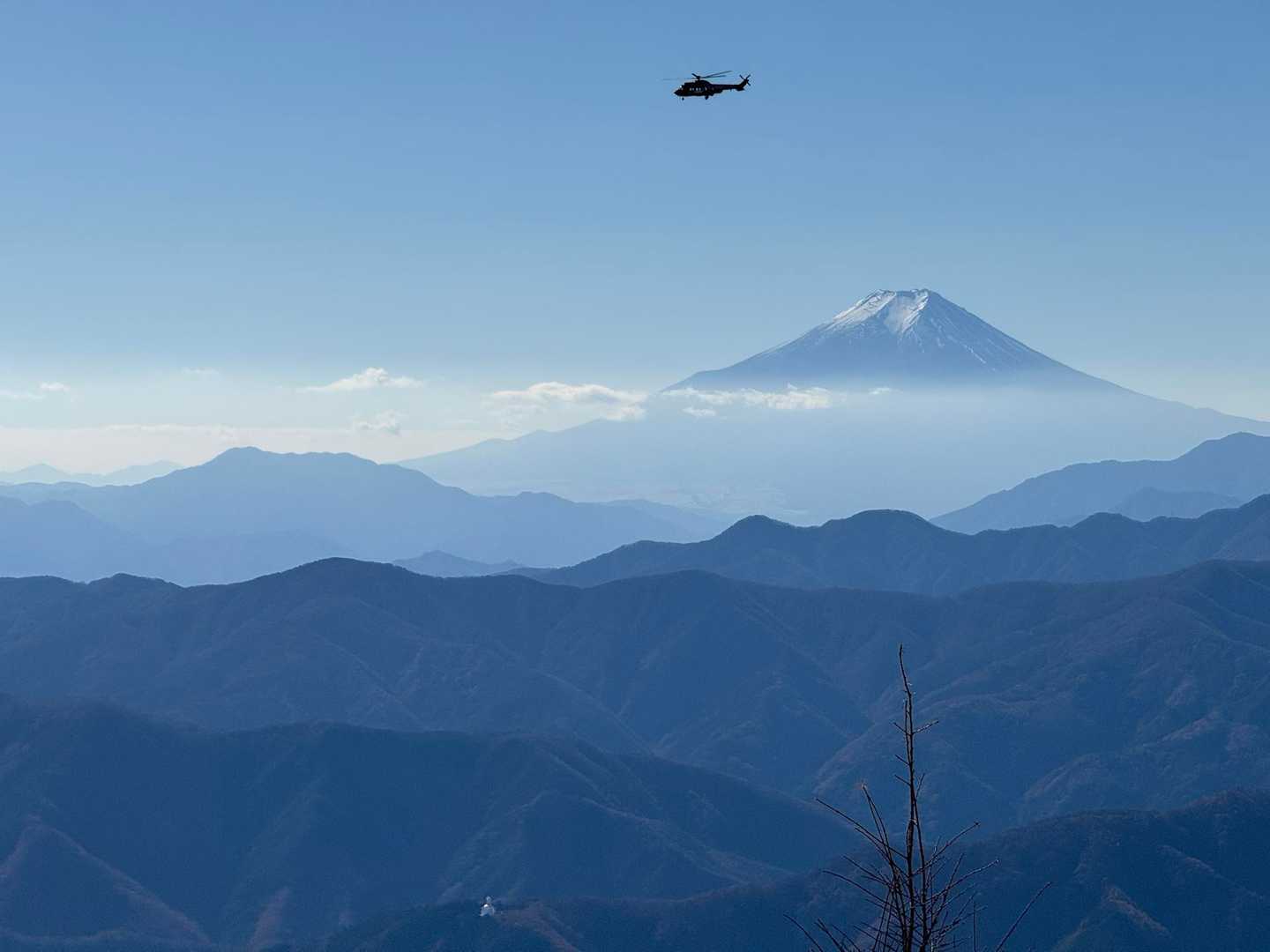 ヘリと富士山。ラッキー