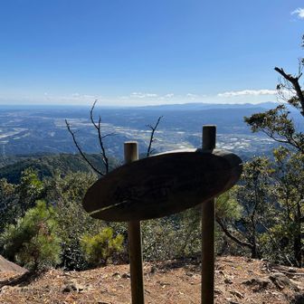 綾岳頂上。逆光！