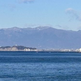 江ノ島の向こうに見えるは丹沢