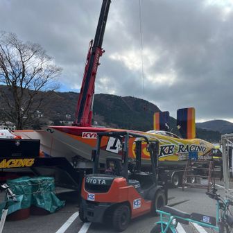 ボートを着水させる大きなクレーン