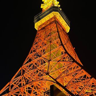 タワー直下からのショット📷
周りは観光客いっぱいでした