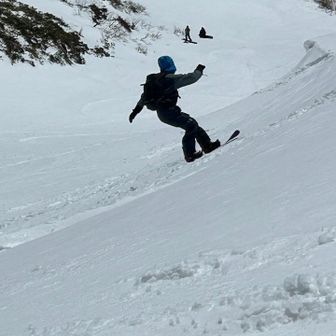 2,000メートル超えの山頂から滑り降ります💥