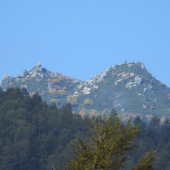 鳳凰三山の観音岳、地蔵岳をZOOM。
ばっちり紅葉🍁🟡してます！
青空🔵と紅葉❤️は最強。