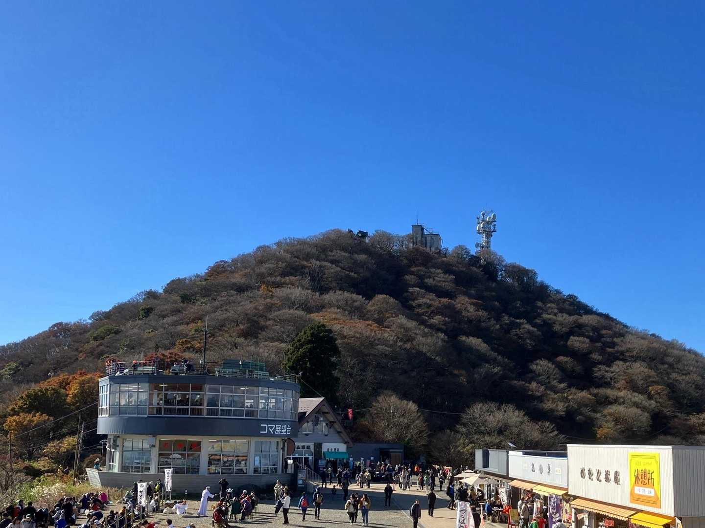 御幸ヶ原
ケーブルカーの駅、お土産やさんがあり賑わっています
正面には男体山