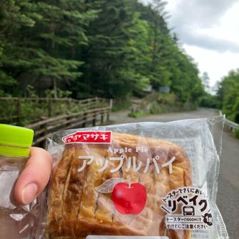 エネルギー補給で小休憩。安定の450kcal！　賞味期限切れてるけど気にしない🥳