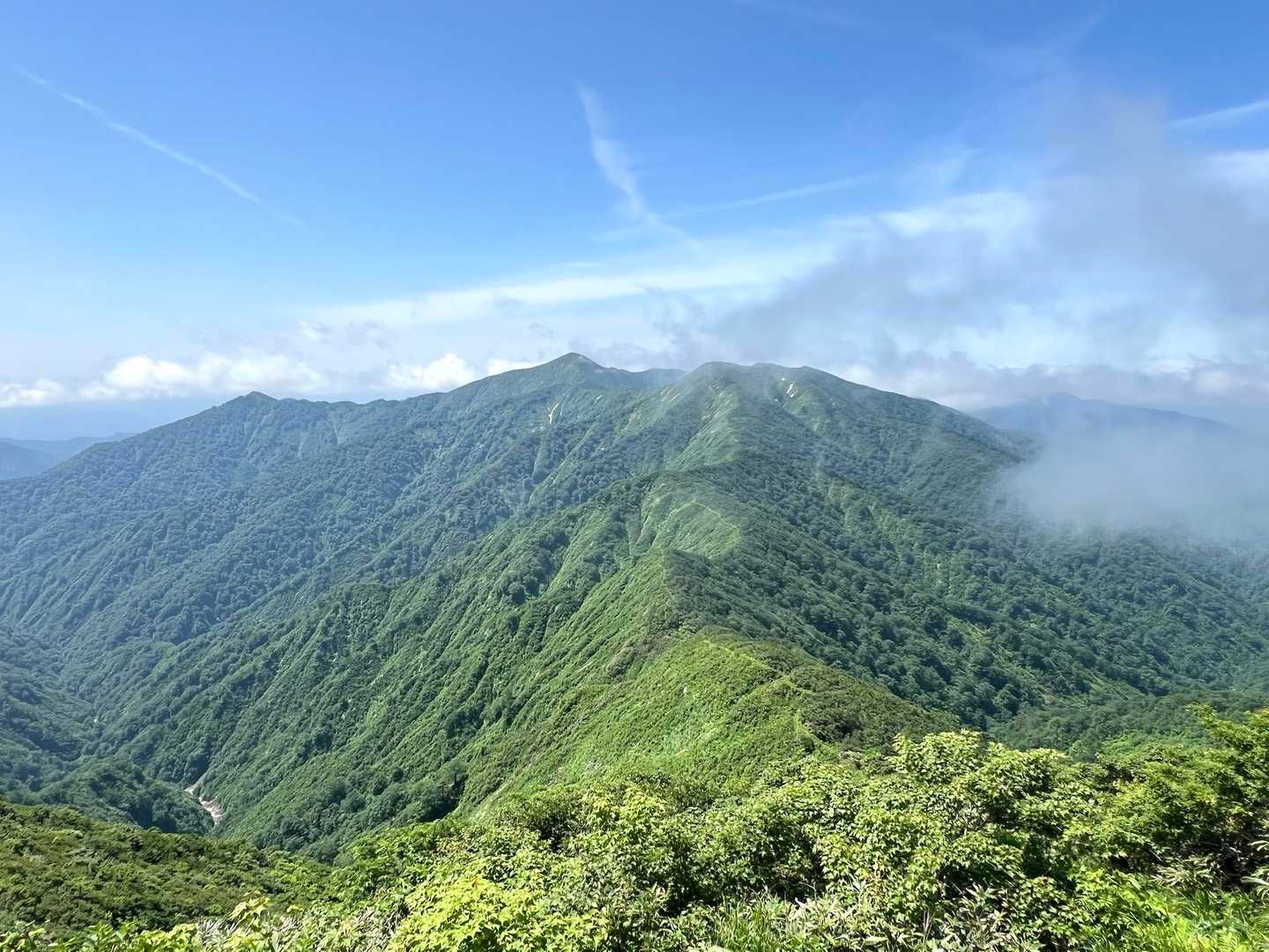 神室山迄来ました🚶‍♂️‍➡️
この山域は、山が深くて良き稜線⛰️✨