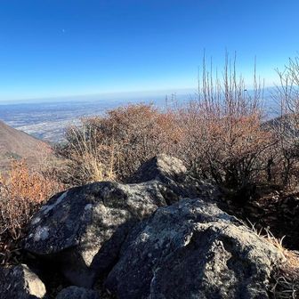 雌岳に到着、水沢が見えます