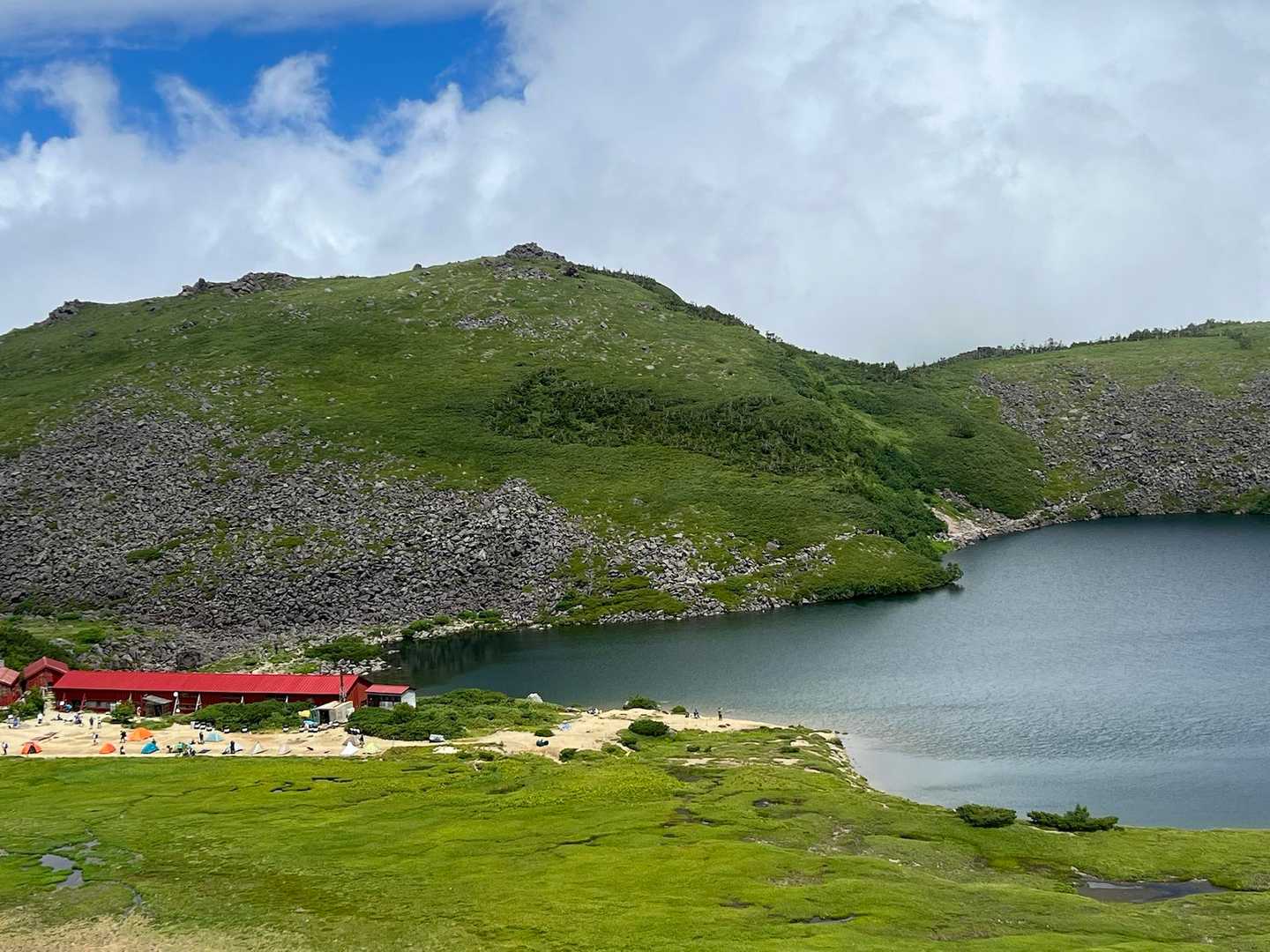 小屋の後ろが白馬乗鞍岳。