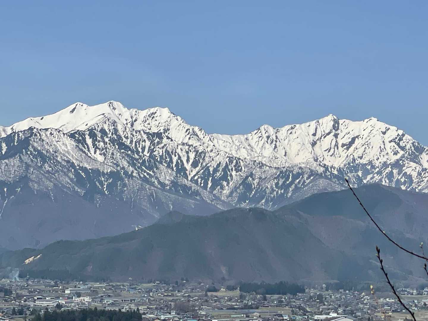 雪形くっきり！
爺ヶ岳の種まき爺さんと鹿島槍ヶ岳の鶴と獅子！
ここまで綺麗に見えると感動です✨✨✨