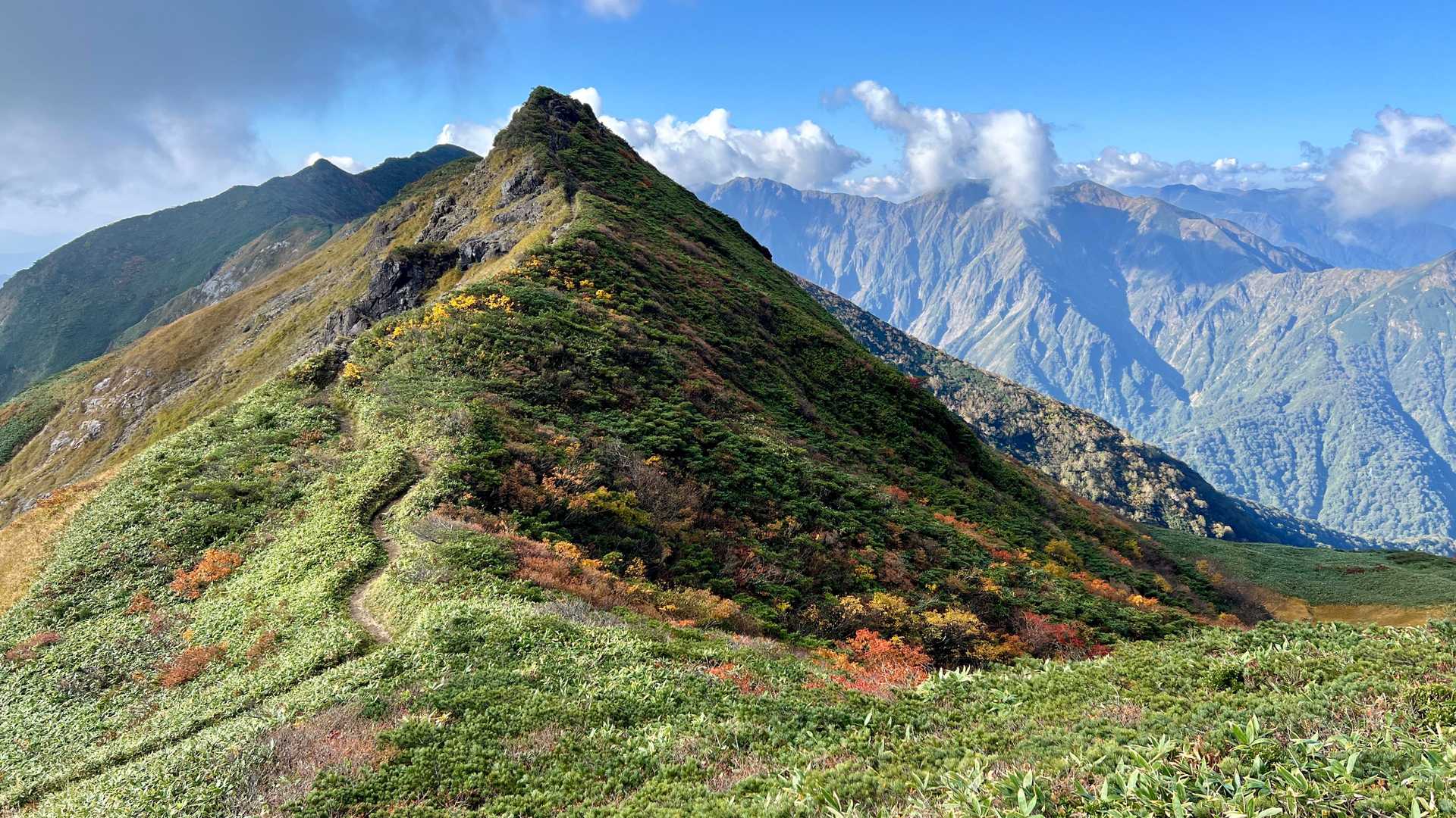 後ろを振り返ります。
とんがり山は様になります。