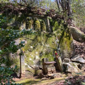 三体地蔵磨崖仏　過去現在未来を割り当てた三体の地蔵で、六地蔵信仰以前のもの