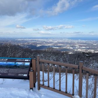 キンキンに冷えたてっぺん到着✊

お仲間さんも丸腰の靴で無事登頂㊗️

寒いけどその分空気澄んでて

空だけでなく海の色も濃い🟦
