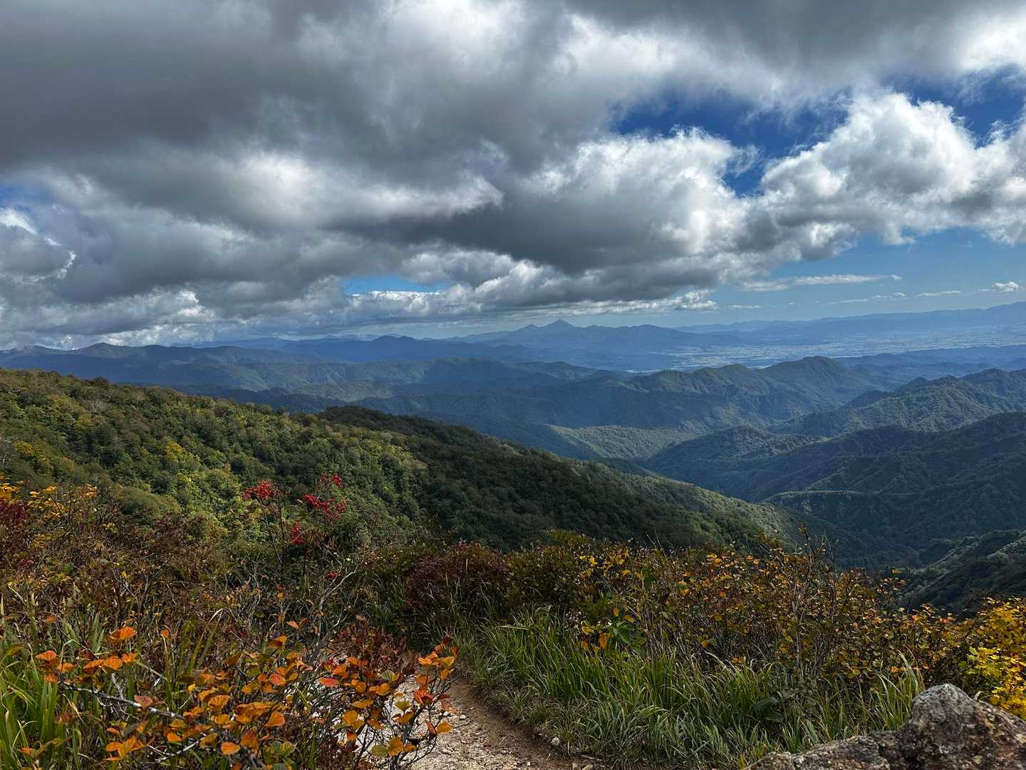 遠く磐梯山
手前の葉っぱ色付いて来てる
次の週末はもっと染まりそうだか
泊まりで行けない🥲