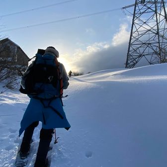 雁戸山へ向かうペアの方(ヤマッパーのjmamaさん)に拉致っていただき、スノーシューのトレースお借りして雁戸山へ向かう事になりました(^^♪
この展開は新雪の鶏頂山でずんこさんに拉致ってもらった同じパターンだ笑