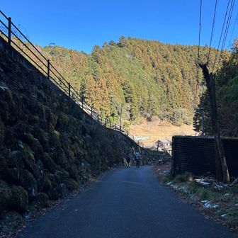 この先道路に出たら、つるつる温泉は左に曲がりますよ！
