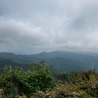 雲で遠くの山は見えませんね・・
よく見えないけど皇海山方面