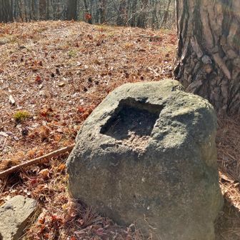 城址の遺跡発掘調査をやっていた。これも、お城の柱あと、かな。
これで、下山します。