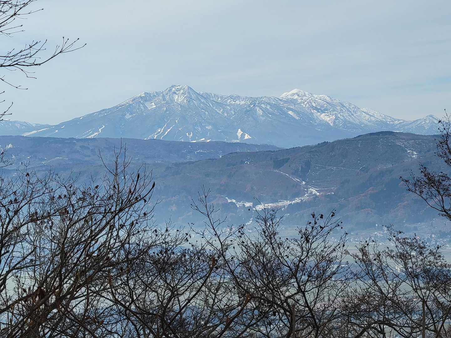 尾根から妙高山と火打山