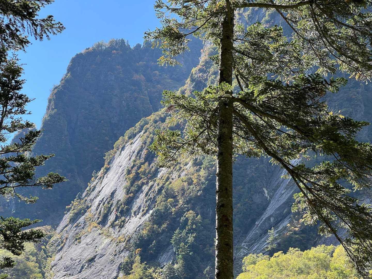 人が多く、つまっているので、並びながら、ゆっくり歩きます。屏風岩も綺麗に見えます。