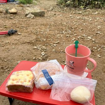 外が気持ちいいので、外でお昼にします
りんあすかさん手作りのドライフルーツたっぷりのケーキは、お店よりも美味しいです😋
卵はゆかりんさんから、これもまた美味しいのです😋