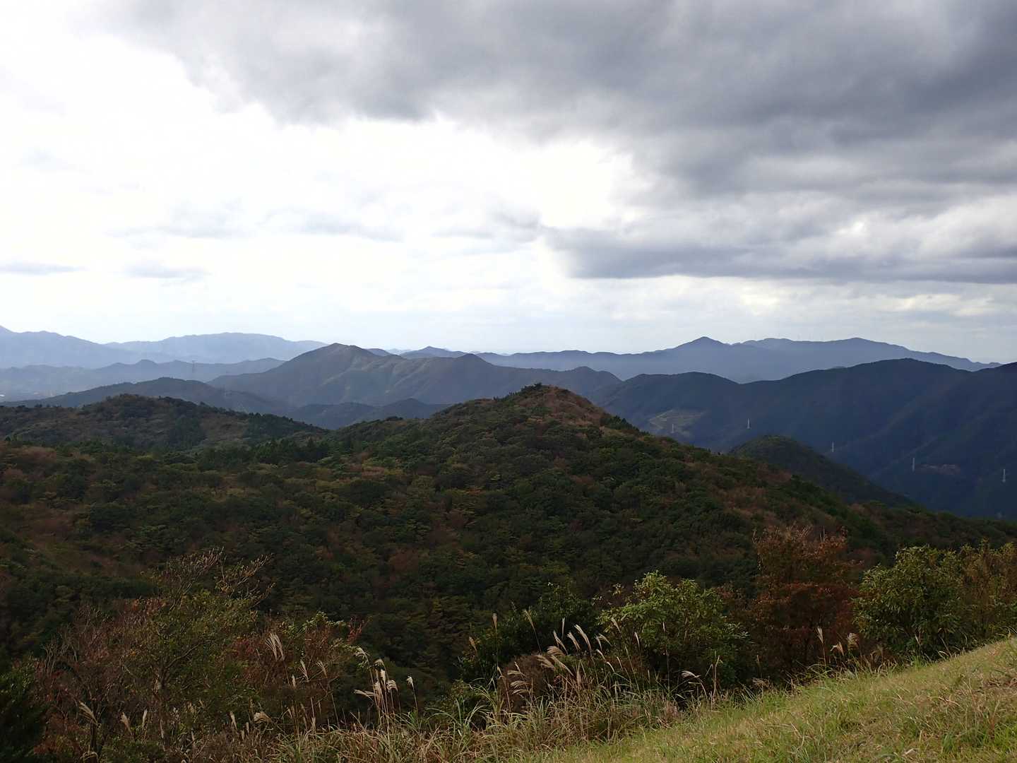 中央に堂が岳。右奥に、左から一位ヶ岳、白滝山、天井ヶ岳。