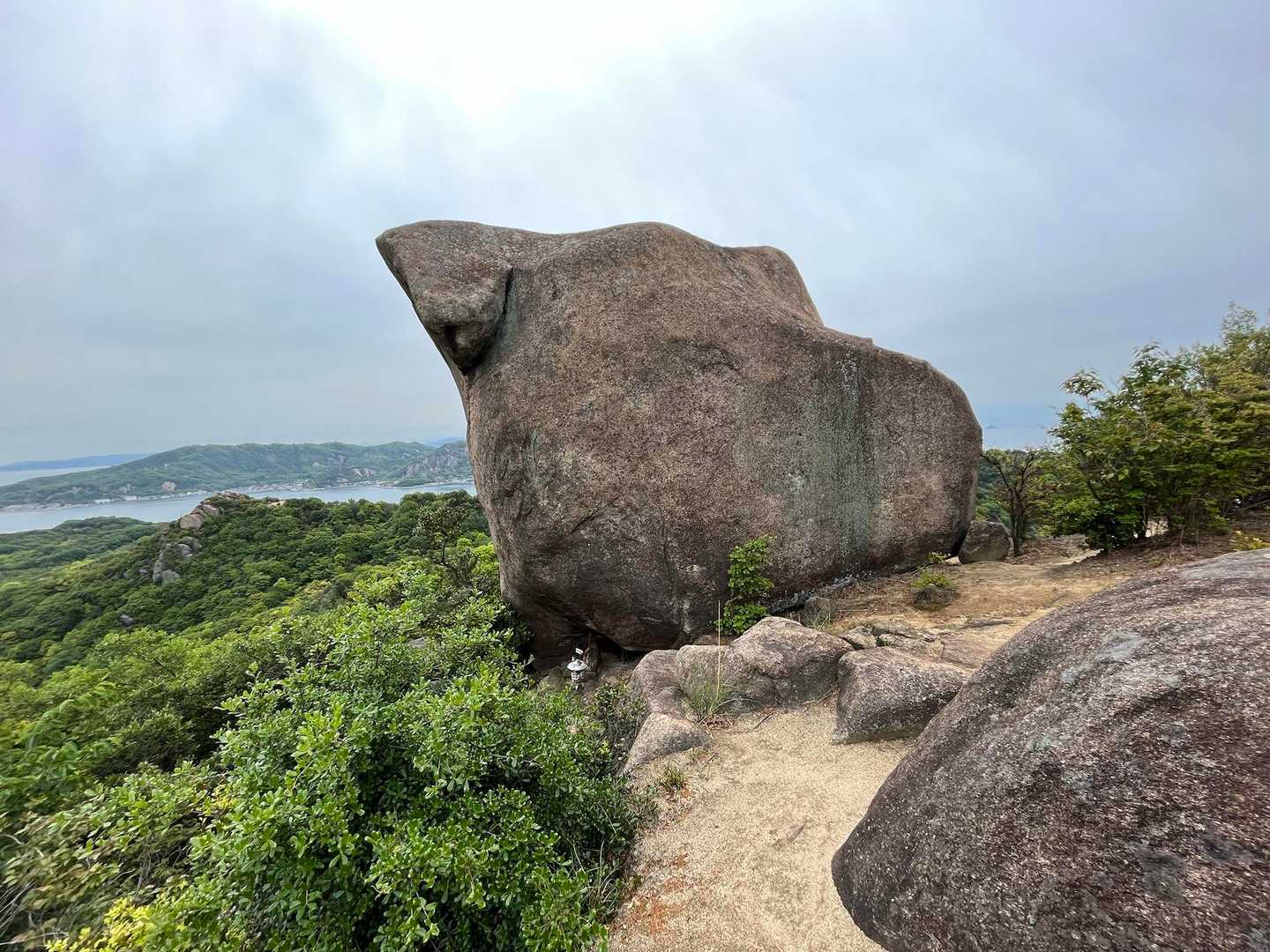 横から見るとこんな岩です。