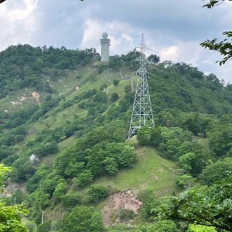 山頂から尾根伝いに西方向へ行くと高城山の観測所が見える
