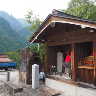 立派な地蔵堂
中尾集落から中尾峠を通り上高地へと抜ける道は北陸と関東を結ぶ「鎌倉街道」の一部だったとの説明書きが