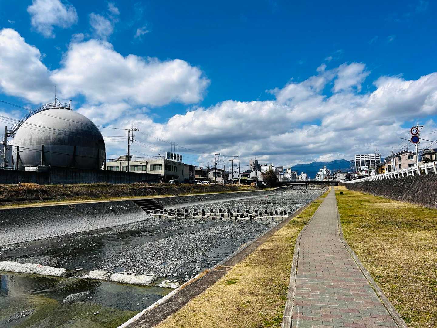 右手に見えるうっすら雪の丹沢を見ながら秦野駅に向かう途中👣
（写真には写ってません🏔️🙅‍♀️）