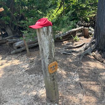 少し歩いて小倉山の山頂、見覚えがありました。