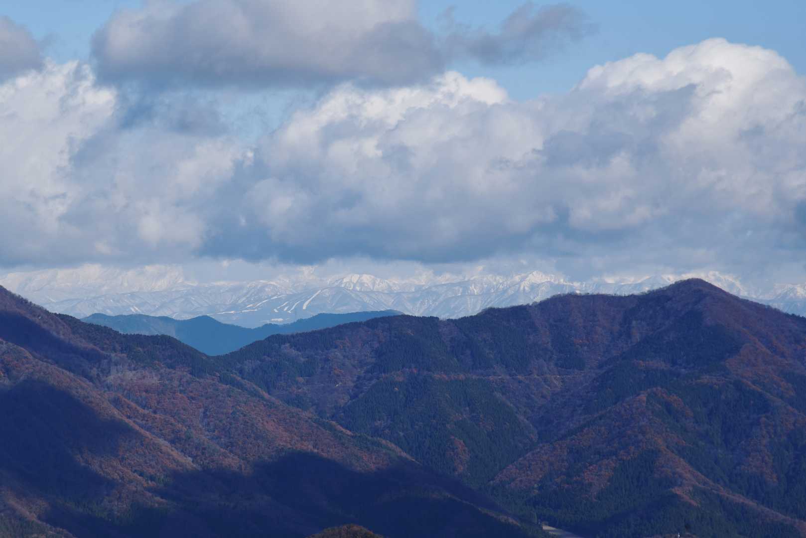 《高頭山～登山口》

『白山方面』
時間と共に眺めを期待したものの霊峰は虚しく敗退ですが...
(t)