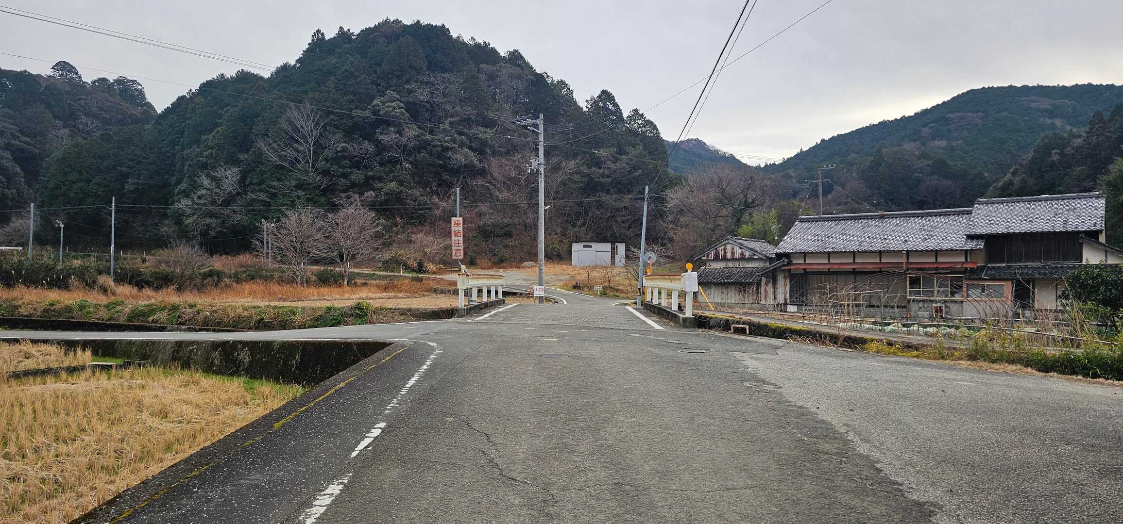 ここを左折